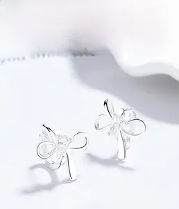 Détail de boucles d'oreilles nœud en argent 925 avec zircons en forme de poire