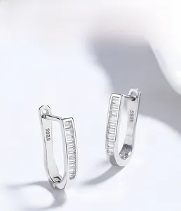 Gros plan détaillé des boucles d'oreilles en argent S925 avec zircons rectangulaires