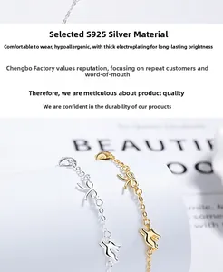 Détail d'un bracelet en argent S925 avec breloques lapin et nœud papillon et dorure