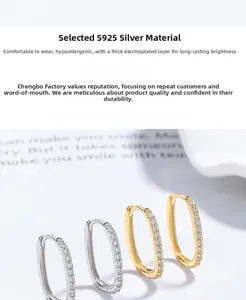 Dettaglio degli orecchini ovali in argento 925 con incastonatura di zirconi brillanti