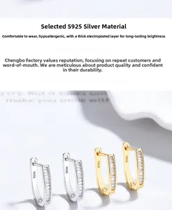 Détail de boucles d'oreilles créoles en argent S925 avec zirconiums en coupe baguette