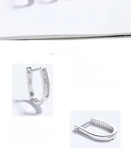 Vue macro détaillée des boucles d'oreilles en argent sterling S925 avec zircons