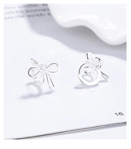 Détail de boucles d'oreilles nœud en argent 925 avec pierres de zircone étincelantes