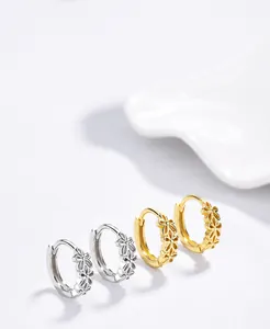 Detail van holle bloemoorbellen in S925 zilver met goud- en zilverkleurige afwerking