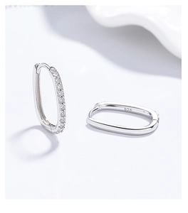 Vista macro di orecchini a cerchio in argento sterling 925 con pavé di zirconi cubici