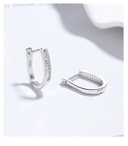 Détail du poinçon S925 et des zircons micro-sertis sur les boucles d'oreilles en forme de U