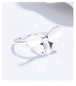 Detailed close-up of S925 sterling silver bow ring with polished metallic luster