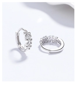 Macro-opname van S925 sterling zilveren holle bloem oorringen met clipsluiting voor dames