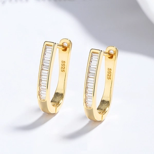 Élégantes boucles d'oreilles en argent 925 doré avec zircons cubiques taille baguette
