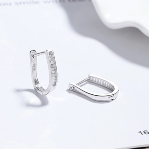 Élégantes boucles d'oreilles huggie en argent 925 avec une rangée de zircons cubiques
