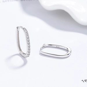 Eleganti orecchini a cerchio ovali in argento 925 con pavé di zirconi brillanti