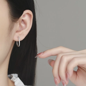 Orecchini a cerchio in argento sterling 925 con pavé di zirconi indossati da modella