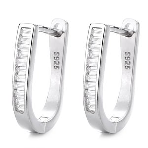 Boucles d'oreilles créoles U en argent 925 avec zircons à la coupe baguette élégante