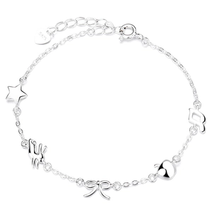 Bracelet en argent sterling 925 avec pendentifs étoile, nœud et note sur fond blanc pur