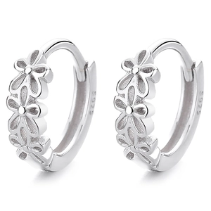 Elegante 925 sterling zilveren oorringen met opengewerkt bloemmotief en gepolijste afwerking