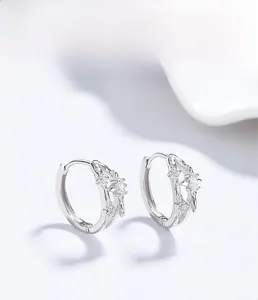Vue détaillée des boucles d'oreilles étoile en argent 925 avec zircons scintillants