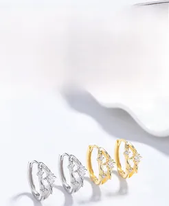 Détail de boucles d'oreilles étoile à quatre branches en argent 925 avec zircons