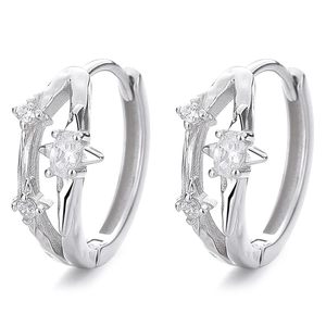 Boucles d'oreilles créoles en argent 925 avec étoiles en zircon sur fond blanc