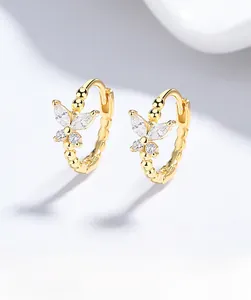 Dettaglio di orecchini a farfalla in argento 925 con zirconi marquise e placcatura oro