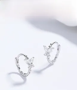 Dettaglio macro di orecchini a farfalla in argento S925 con brillanti zirconi marquise