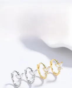 Dettaglio degli orecchini a cerchio a farfalla in argento S925 con zirconi cubici marquise
