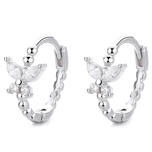 Orecchini a cerchio a farfalla in argento 925 con zirconi marquise su sfondo bianco