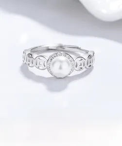 Détail de la bague en argent ajustable avec perle blanche et motifs de pièces zircon