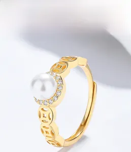 Vue macro d'une bague en argent 925 avec perle et anneau ajouré en forme de pièce