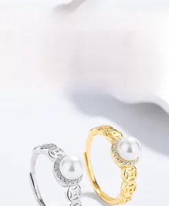 Détail des bagues en argent S925 et or avec perles, halo de zircon et motifs de pièces