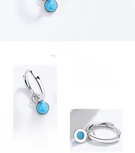 Dettaglio degli orecchini a cerchio in argento sterling S925 con pendenti in turchese