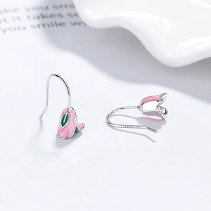 Pink tulip earrings in 925 silver with floral enamel details on a white tray