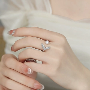 Elegant S925 silver fishtail open ring with white freshwater pearl and pavé zircons