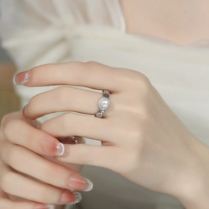 Bague en argent 925 avec perle, halo de zircons et anneau évidé style monnaie