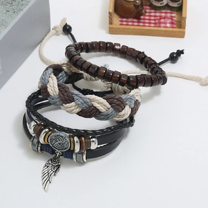 Set de 3 bracelets en cuir rétro avec perles en bois et pendentif en forme de plume