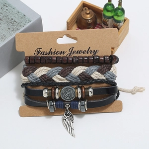 Ensemble de 3 bracelets rétro en cuir tressé avec perles en bois et charms plumes