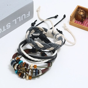 Lot de 3 bracelets bohèmes en cuir avec crâne rétro et perles en bois sur fond blanc neutre