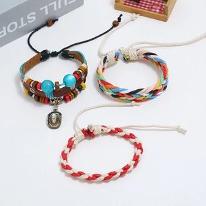 Ensemble bohème de trois pièces avec cuir vintage, perles et bracelets en corde tressée