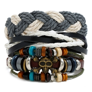 Bracelet en Cuir Vintage Punk pour Hommes Corde en Cuir de Vache Tissé Perle en Bois Crâne Charme Ajustable Multicouche Bijoux Bohème