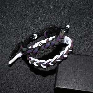 Vue détaillée du bracelet tressé réfléchissant avec breloque Yin Yang holographique