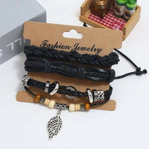 Set mit vier Vintage-Lederarmbändern mit Holzperlen und einem Blatt-Anhänger für Herren