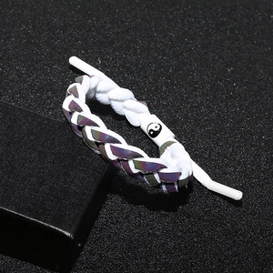 Détail du bracelet tissé Yin Yang avec tissu holographique réfléchissant sur support