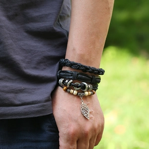 Mehrlagiges Lederarmband mit Holzperlen und Silberblatt-Anhänger für Herren