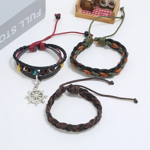 Set di bracciali in pelle intrecciata a mano con ciondolo a timone e perline regolabili