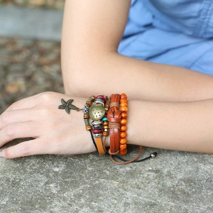 Mehrlagiges Lederarmband für Herren mit Perlen und Seestern-Anhängern im Boho-Stil