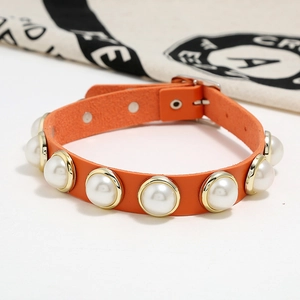Collana choker punk in pelle arancione con grandi perle finte e montatura dorata