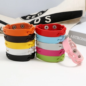 Set mit 11 farbenfrohen geflochtenen Lederarmbändern mit verstellbaren Metalldruckknöpfen