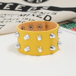 Gelbes Lederarmband im Punk-Stil mit doppelreihigen silbernen Nieten und Druckknopfverschluss