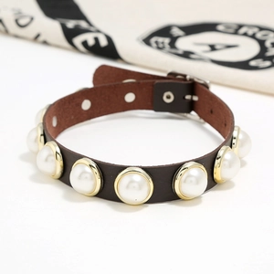 Collana choker punk in pelle marrone con maxi perle finte e dettagli in metallo oro
