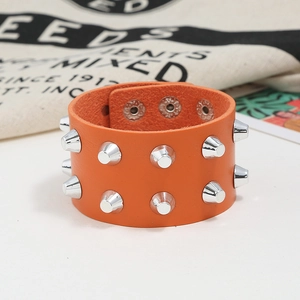 Detail von punkigem orangefarbenem Lederarmband mit silbernen Nieten und Druckknöpfen