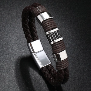 Detailaufnahme des dunkelbraunen Lederarmbands mit Silbermagnetverschluss und Metallakzenten